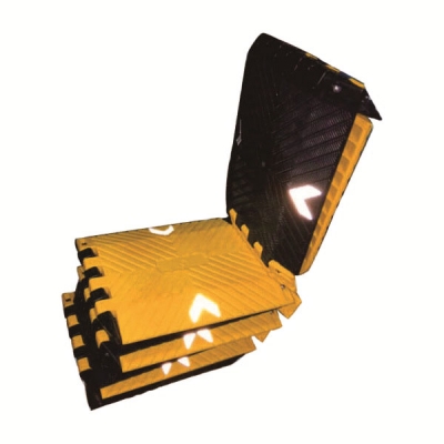安赛瑞 SAFEWARE 11025 便携式减速带（折叠式）高强度塑胶材质,黄黑条纹,含收纳包,展开规格3000×250×25mm